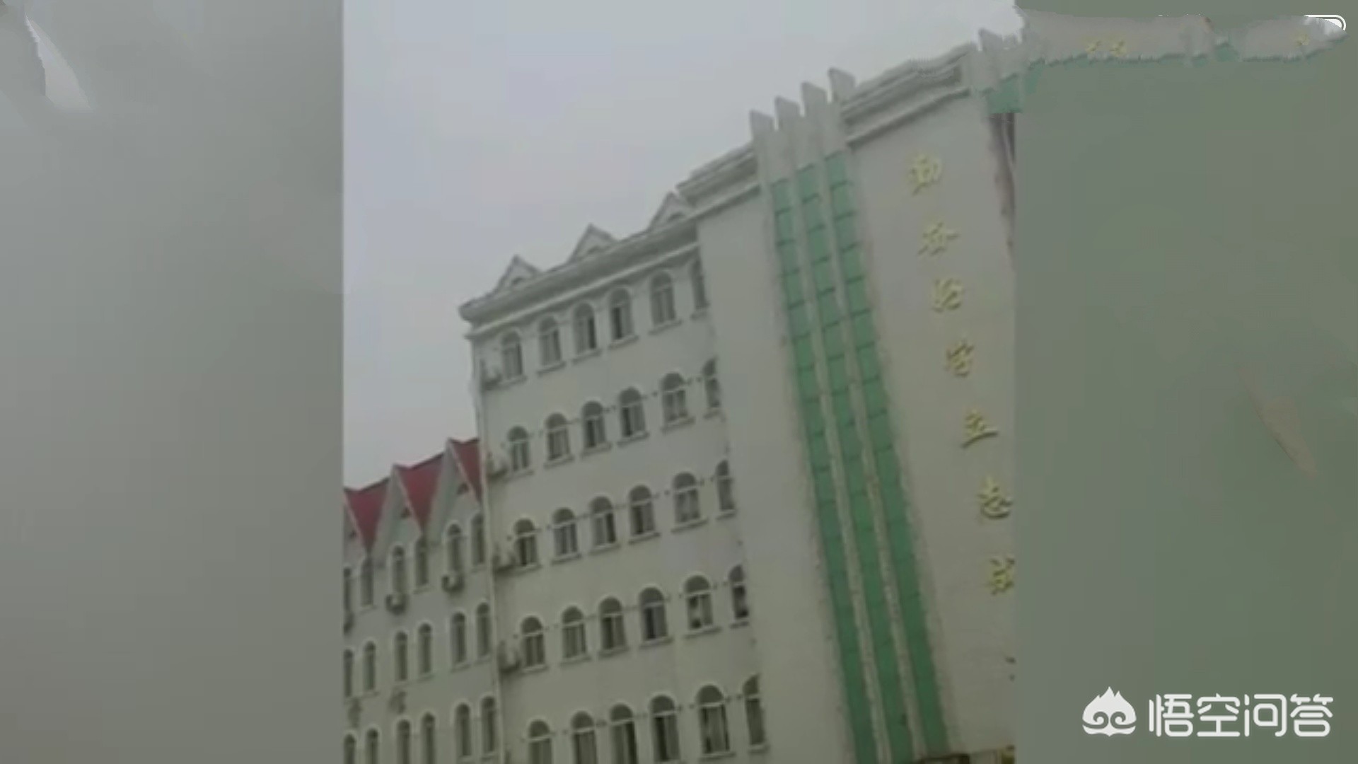 老师教室内猥亵女生