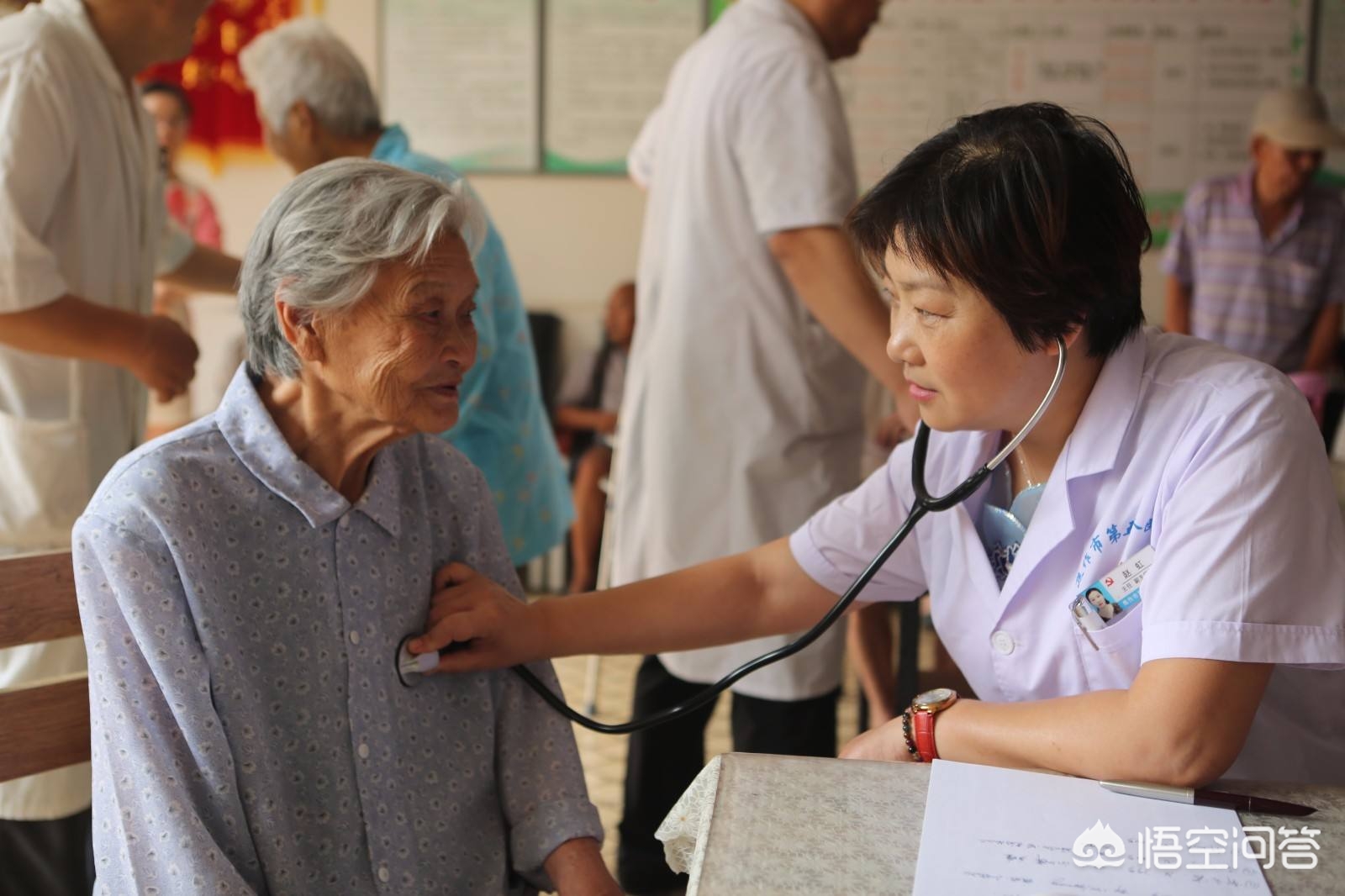 老年人应该买什么保险才合适，60到70老人适合买啥险