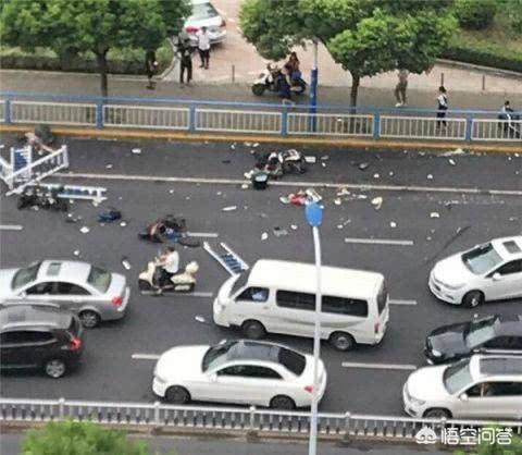 奔驰撞车