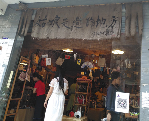 在广州海珠区小洲村那租房子大概要多少钱？