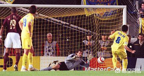 女子运动穿搭,任意球那么远都能进球,点球这么近却能踢飞,什么原因呢?