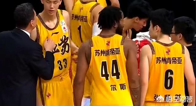 江苏外援威尔斯复出，他的球衣背后名字印少了一个字，你怎么看？