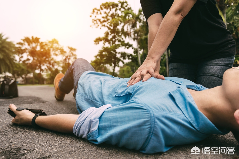 高中生救老人时溺亡