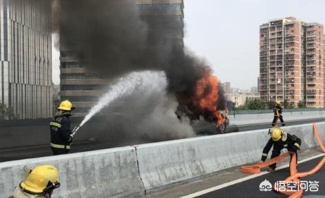 视频：杭州高架上一商务车起火，被烧得只剩车架，消防10分钟扑灭, 你怎么看？：高架上理想车起火