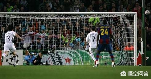 女子运动穿搭,任意球那么远都能进球,点球这么近却能踢飞,什么原因呢?