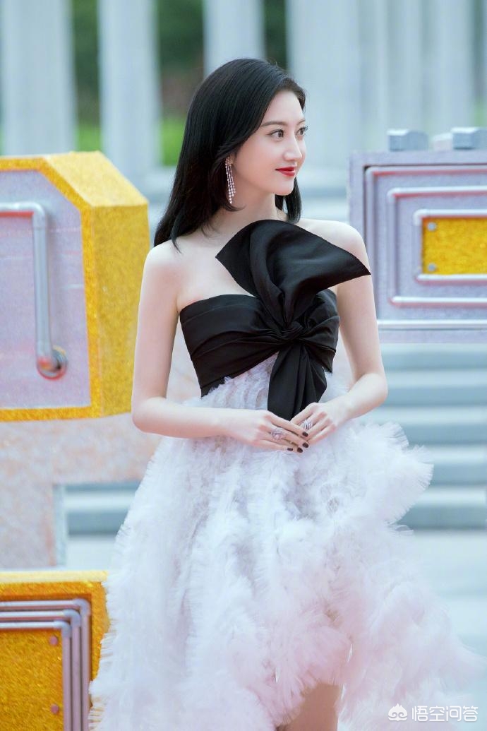 女款运动服装穿搭全程播放视频,女士泳衣穿搭的全过程?