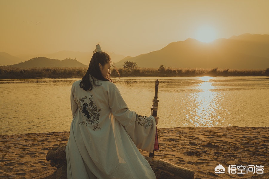 西凤酒国花瓷12年与华山论剑10年哪个更好？