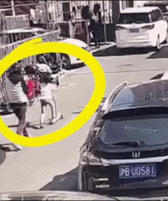 [女童小区内被撞身亡]悲痛！上海6岁女童小区玩滑板车，惨被汽车碾压致死，谁之过？