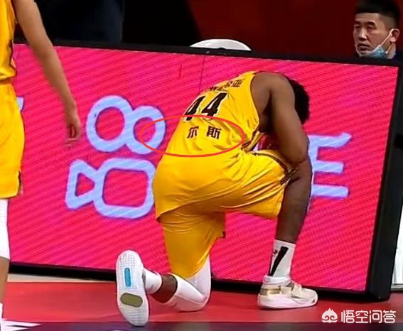 江苏外援威尔斯复出,他的球衣背后名字印少了一个字,你怎么看? 江苏外援威尔斯复出,他的球衣背后名字印少了一个字,你怎么看?