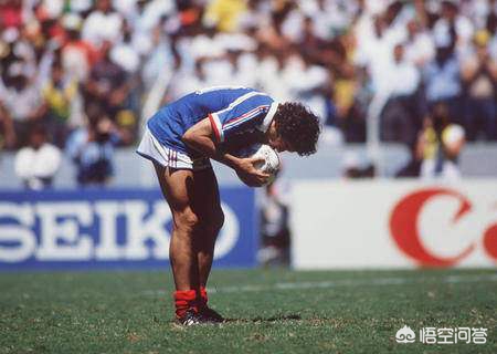 女子运动穿搭,任意球那么远都能进球,点球这么近却能踢飞,什么原因呢?