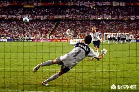 女子运动穿搭,任意球那么远都能进球,点球这么近却能踢飞,什么原因呢?