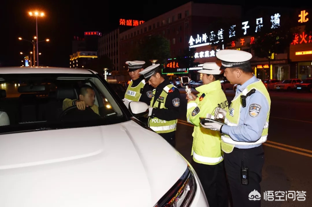 醉驾男撒2万钞票