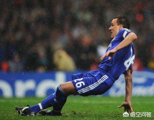 女子运动穿搭,任意球那么远都能进球,点球这么近却能踢飞,什么原因呢?