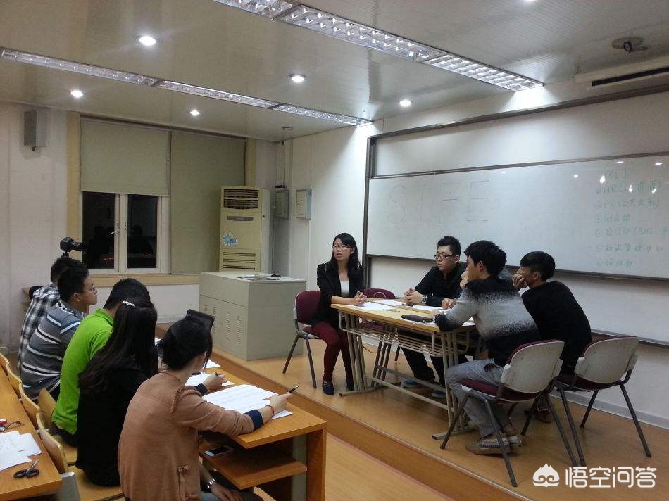 说起开学，一直有个问题困扰着我：为什么现在有些中小学招生有个环节叫面试？：开学咋住困扰7成家庭