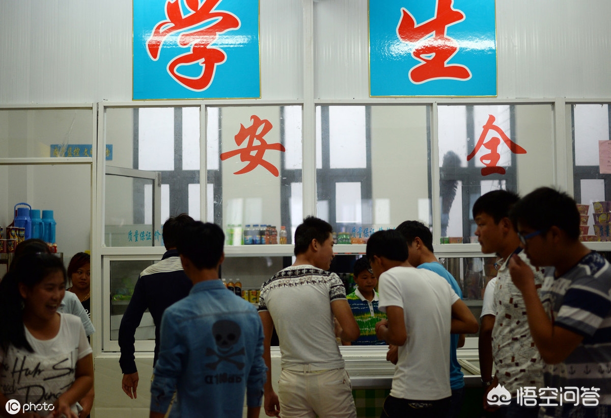 [保安扔掉未放柜外卖]高中学生在校外点的外卖，学校保安抢了扔垃圾桶是否合理？