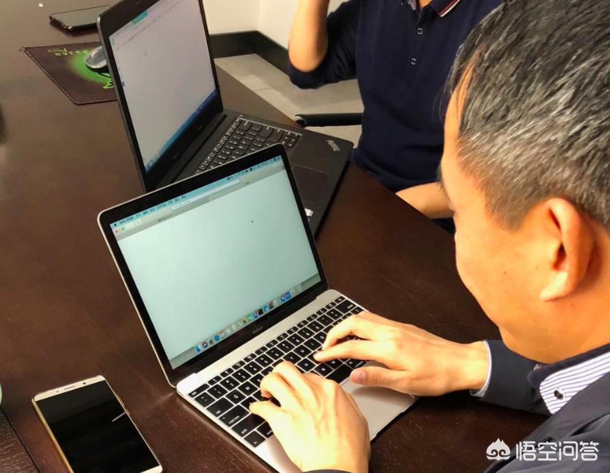 空白app哪个公司开发