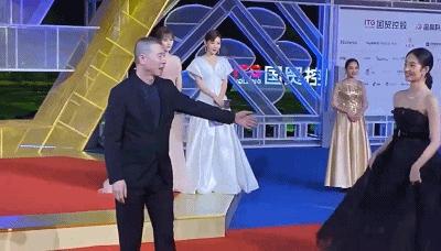 冯小刚本想牵手杨采钰，让徐帆给“插足”了，你认为冯导什么感受？：徐帆回应冯小刚离婚