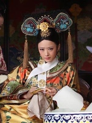 [男子回应名字叫甄嬛]华妃能逼得皇后哑口无言，面对甄嬛的回击，为何却直接接不上话？