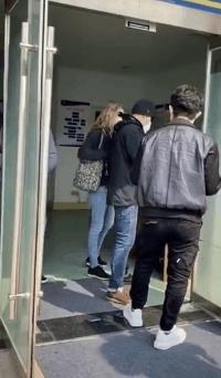 青岛某社区3老外检测插队，叫嚣:“中国人出去!”大家怎么看？：青岛小车撞人1死3伤