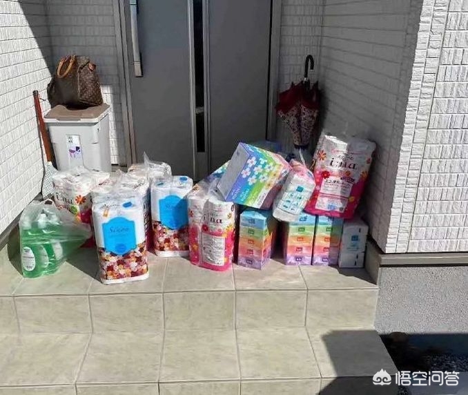 日本人公厕要求把厕纸扔进马桶，为何我们却要放进纸篓？有什么差别？：日本薄厕纸