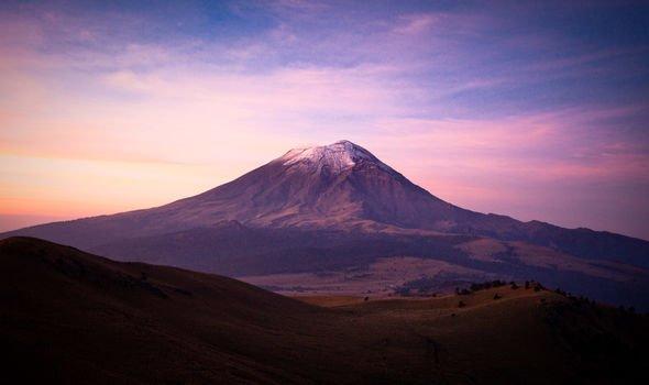 墨西哥火山UFO舰队频频出入，真隐藏外星人基地？：墨西哥疑现UFO舰队