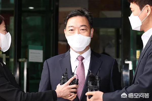 和女友内幕交易被拘