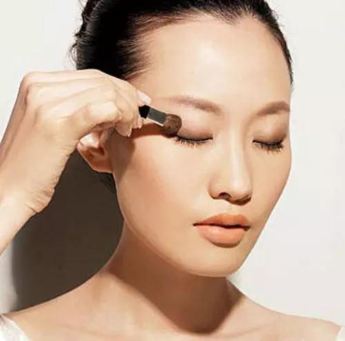 眉眼上扬化妆技巧女生
