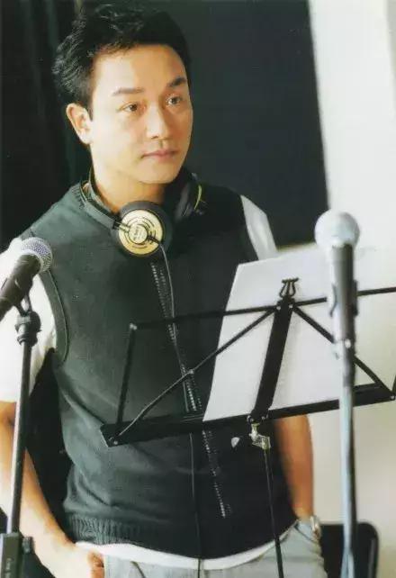儿童蓝色礼服化妆技巧
