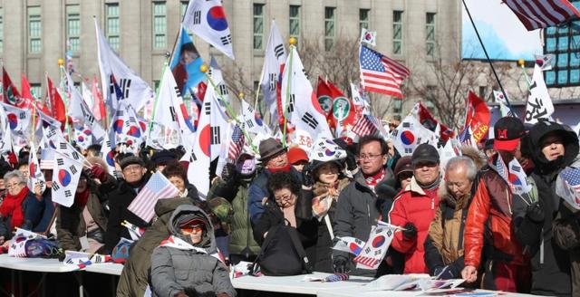 韩国人挥国旗被夺下（韩国的国旗叫什么？）