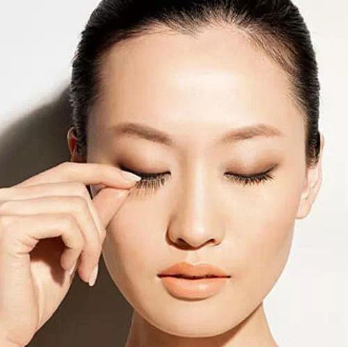 眉眼上扬化妆技巧女生
