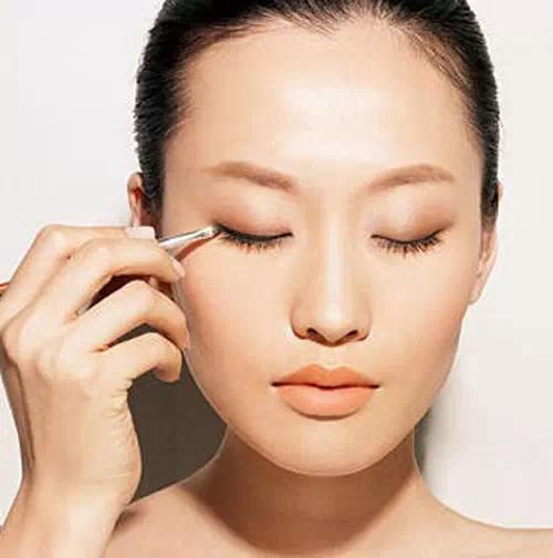 眉眼上扬化妆技巧女生
