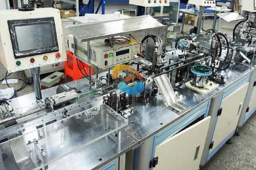 美国机器制作视频网站有哪些,求一部美国科幻老片名字,剧情大概是,男主角创造了一种新科技,躺在他的设备上可以进入一个他创造的虚拟世界?