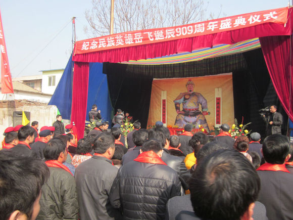 [网传一小区建坟墓]如何看待河南一小区广场上新添了一座坟，居民不敢开窗这件事？