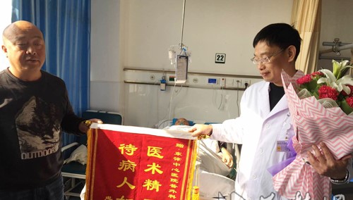 如何看待襄阳医生万元红包充入患者住院费？：将患者红包存住院费