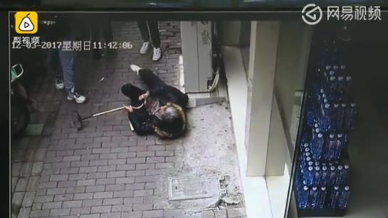 [带46名老人去旅游 ]如何看待江西上饶3名中学生扶老人却被讹50元，最后老人涨到10万元，监控还清白？