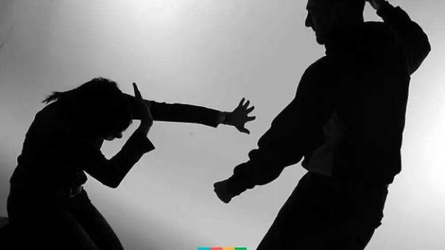 女子被前夫打死（渭南一女子被丈夫和婆婆用铁锨打死，死后被灌药伪装成自杀，家庭暴力为何屡禁不绝？）