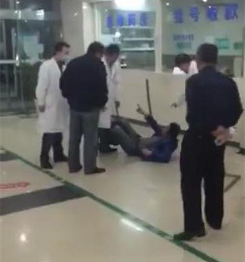 陕西记者调查医院“天价停尸费”被关太平间侮辱，并遭多人殴打，你怎么看？：24万天价停尸费