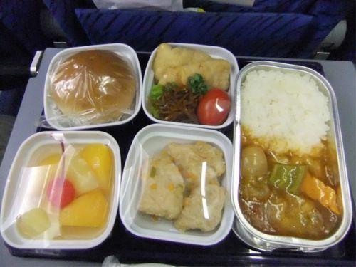 空姐网站制作冰淇淋视频,空乘为什么不能吃剩余的飞机餐?难道都扔了就符合规定了?