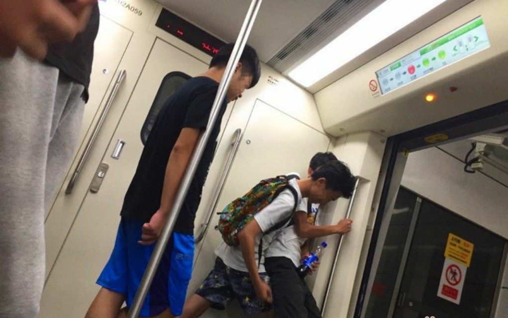 高铁静音车厢如何购买？：小孩高铁上静音打架