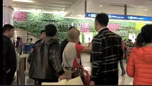 多名乘客在飞机打架（如何看待“中国游客在越南登机打架被赶下飞机，回国后差点又打起来”这件事？）