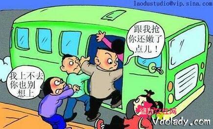 制止插队遭男子猛踹制止插队的人烧脑
