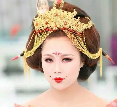 圆圆脸化妆小技巧
