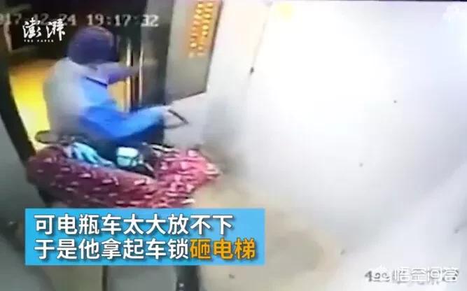 大爷强行挤进电梯
