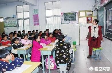 孩子的座位不顺心怎么给老师反映？：学生持凳砸向老师