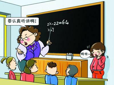 孩子犯错老师三天不给孩子凳子坐对吗？：学生持凳砸向老师