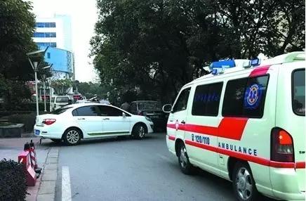 总统专车遭500人围攻（如总统专车，在路上遇见救护车，应不应该让道？）