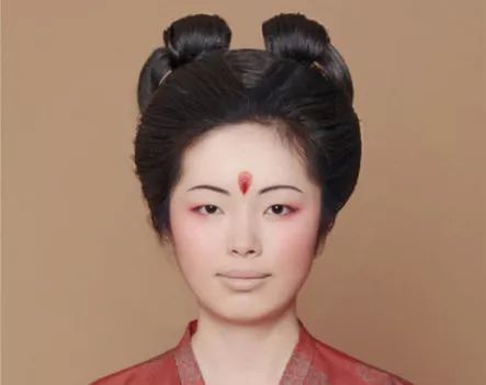 圆圆脸化妆小技巧
