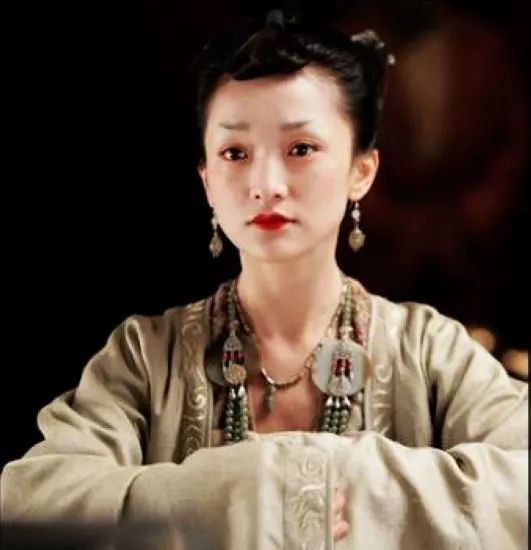 圆圆脸化妆小技巧
