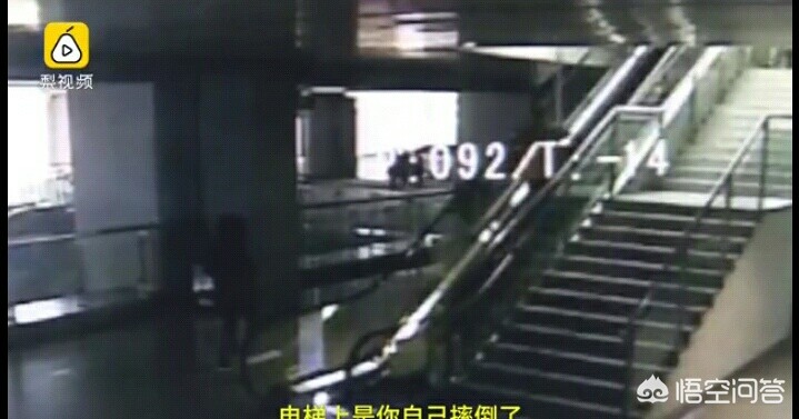 大爷挂扶梯众人营救（安徽芜湖一大爷乘扶梯摔倒，热心小伙上前扶起脚被压断，你怎么看？）