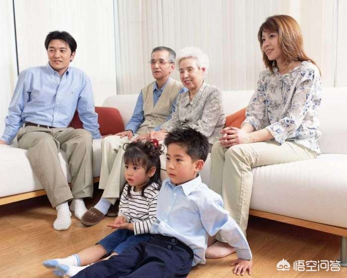 抢着为94岁母亲养老（过年了94高龄老母亲有家不能回，老人该如何养老？）